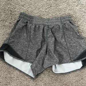 lululemon hotty hot low rise 4” shorts, heatherd black, size 4